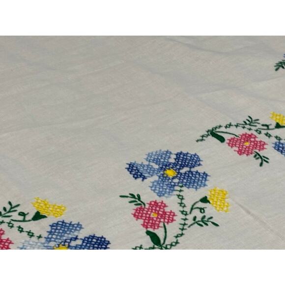 Vintage Hand Embroidered Floral Tablecloth 56" X 100" Rectangle - Picture 5 of 7